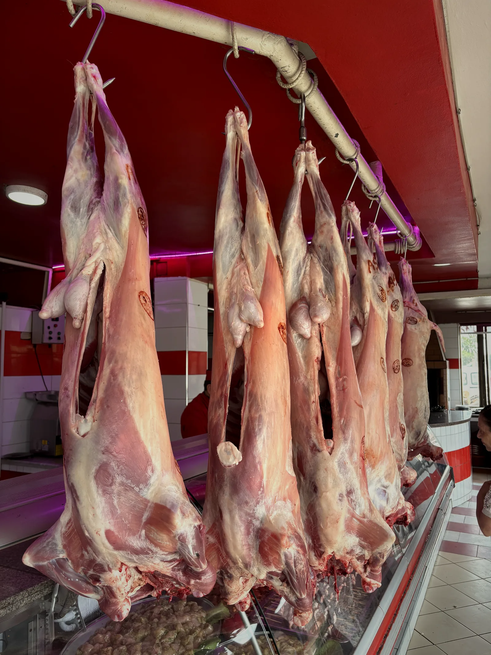 Les carcasses suspendues à la boucherie