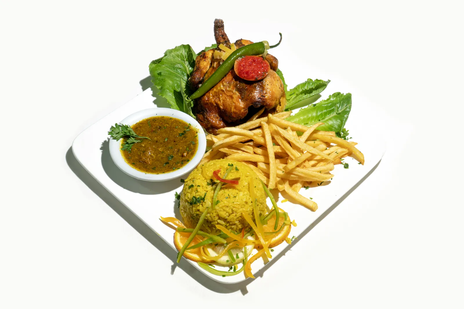 دجاج مشوي مع البطاطس والأرز والصلصة